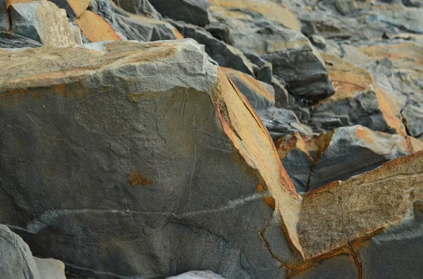 岩のカラフルな形成は 数百年にわたって積層 魅力的な質感を持つ興味深い背景 — ストック写真