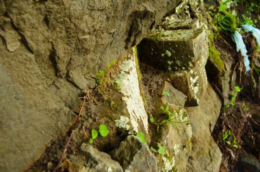 Kaya katmanları - yüzyıllar boyunca yığılmış renkli kaya oluşumları. Etkileyici dokusu olan ilginç bir arka plan..