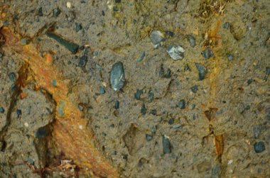 Kaya katmanları - yüzyıllar boyunca yığılmış renkli kaya oluşumları. Etkileyici dokusu olan ilginç bir arka plan..