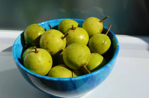 Pequeña Pera Fresca Plato Azul — Foto de Stock