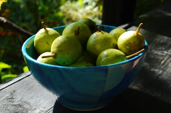 Pequeña Pera Fresca Plato Azul — Foto de Stock