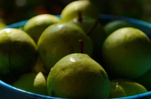 Pequeña Pera Fresca Plato Azul — Foto de Stock