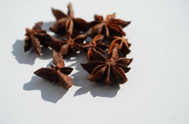 beyaz arkaplanda izole edilmiş anason yıldızları