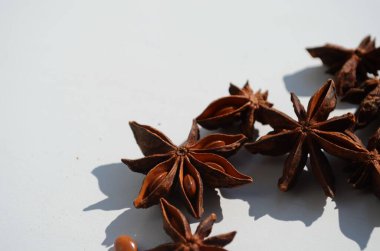 beyaz arkaplanda izole edilmiş anason yıldızları