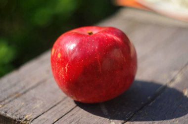 Masada olgun kırmızı elma var. Yakın çekim.