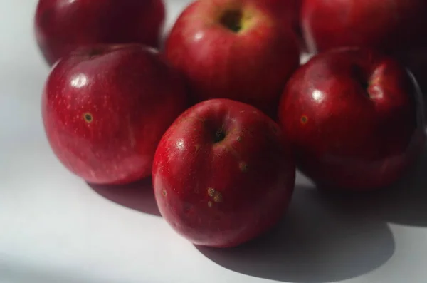 Reife Rote Äpfel Auf Dem Tisch Aus Nächster Nähe — Stockfoto