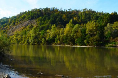 Uçurumlar arasındaki dağ nehri. Nehrin mavi berrak suyu.
