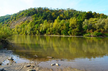 Uçurumlar arasındaki dağ nehri. Nehrin mavi berrak suyu.