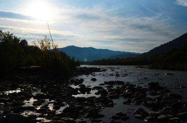 Uçurumlar arasındaki dağ nehri. Nehrin mavi berrak suyu.
