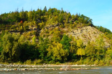 Uçurumlar arasındaki dağ nehri. Nehrin mavi berrak suyu.