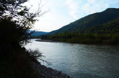 Uçurumlar arasındaki dağ nehri. Nehrin mavi berrak suyu.