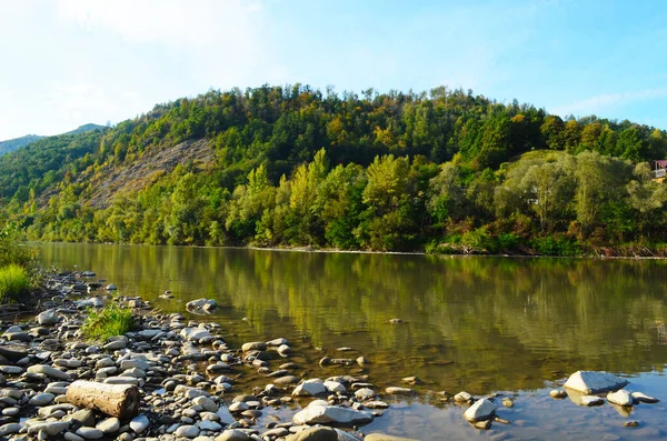 Uçurumlar Arasındaki Dağ Nehri Nehrin Mavi Berrak Suyu — Stok fotoğraf