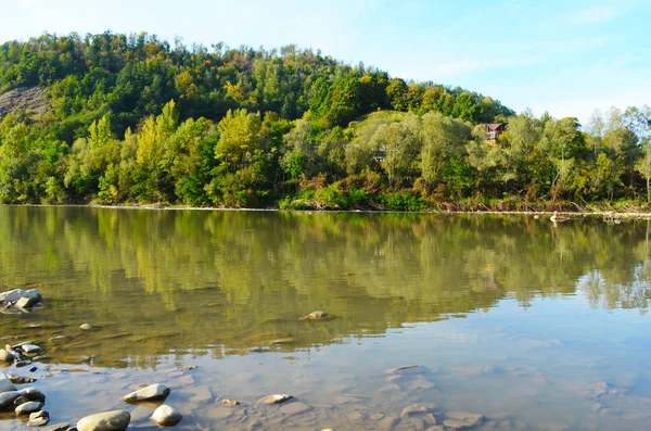 Fiume Montagna Tra Scogliere Picco Azzurro Acqua Limpida Del Fiume — Foto Stock