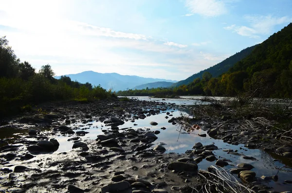 崖の間の山の川 川の青い澄んだ水 — ストック写真