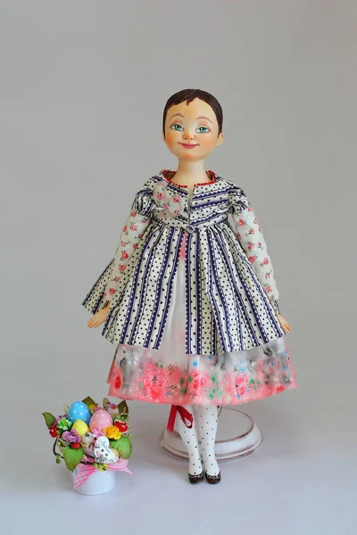 Puppe Ein Mädchen Einem Schönen Kleid Neben Blumen — Stockfoto