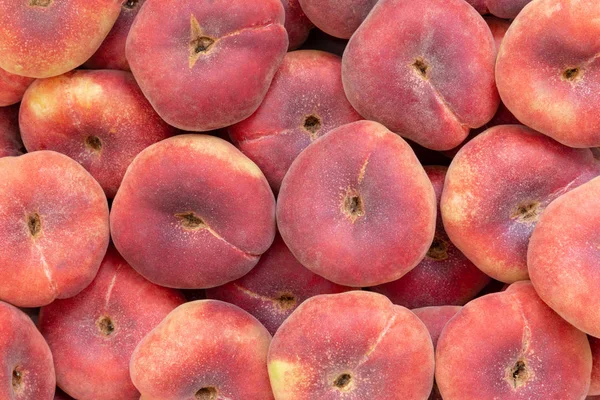 Persik saturnus segar atau buah persik donat menumpuk — Stok Foto