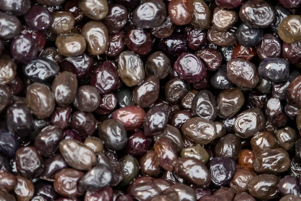 Arka plan olarak füme karaborsa taze karazeytin