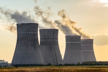 Atomik santralde gün batımı. Vap yayan Soğutma kulesinde görünüm