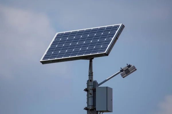 Экологически чистый уличный светопрожектор с солнечными батареями — стоковое фото