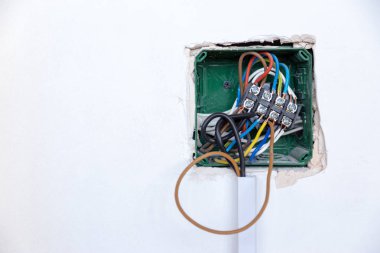 Tamirci konsepti. Elektrik kablolama bağlantı kutusu. 