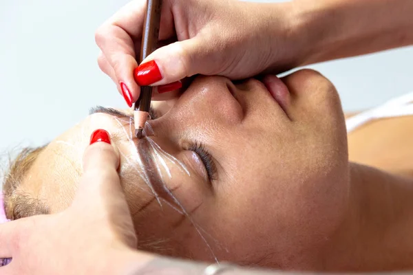 Donne che posano sul tavolo cosmetologo mentre permanente professionale — Foto Stock