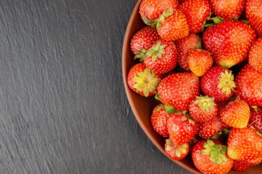 Beton levhada işlenmiş taze çilek..