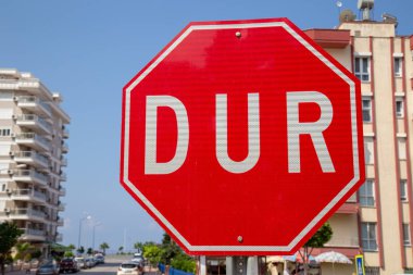 Dur yol tabelası, Türk yollarında dur ile aynı anlama geliyor.