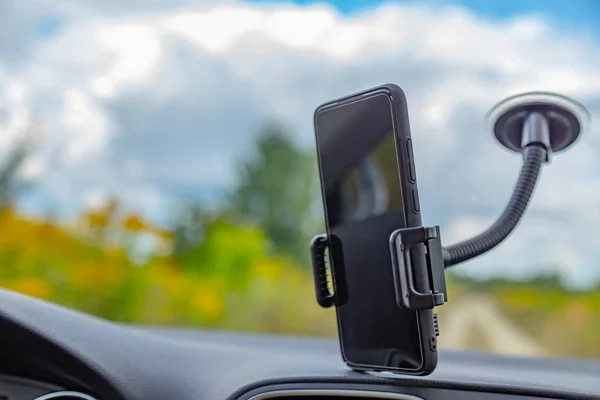 Conceito de navegação ao ar livre. Smartphone no estojo protetor — Fotografia de Stock