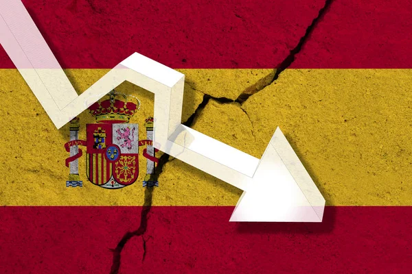 Hiszpania Flaga na pękniętej ścianie ze strzałką spada. Koncepcja — Zdjęcie stockowe