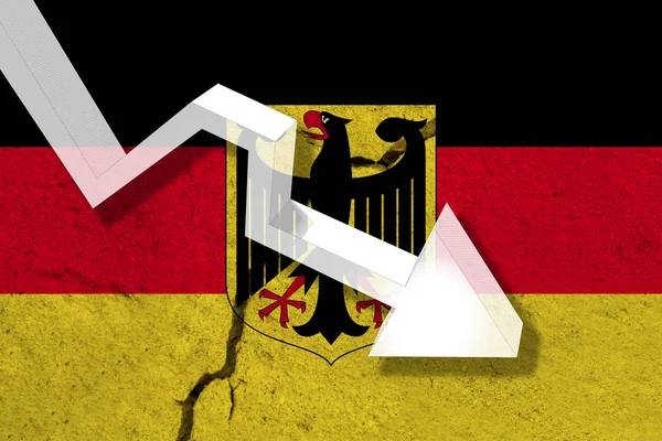 Deutschland-Fahne an der rissigen Mauer mit herunterfallendem Pfeil. konzep — Stockfoto
