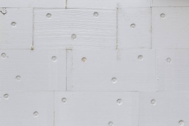 Daha iyi insul için bir bina duvarında köpük plastik tahta strafor