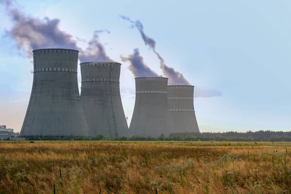 Gün batımına karşı atomik güç istasyonunun soğutma kuleleri