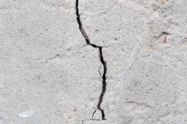 Aşırı yakın çekimde duvar betonunda büyük bir çatlak var. Kavram b