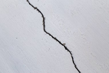 Aşırı yakın çekimde duvar betonunda büyük bir çatlak var. Kavram b