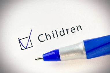 Çocuk checkbo'nun yanında V işareti olan kalem ve beyaz kontrol listesi