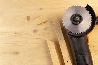 Düz Lay Natürmort Ahşap kesme dairesel testere eki kurmak o