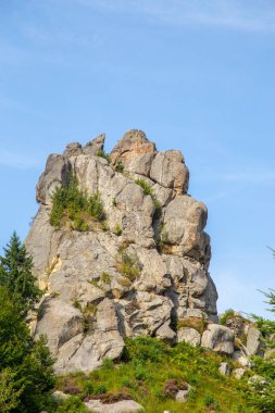 Dağın tepesindeki kayalar. Picturesq ile Hills manzara
