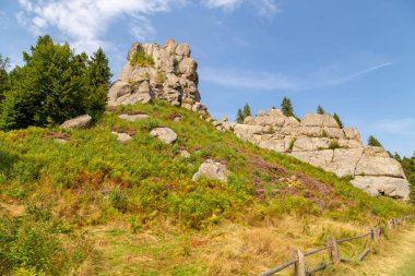 Dağın tepesindeki kayalar. Picturesq ile Hills manzara