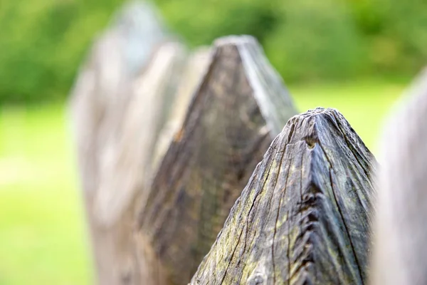 Extremo close-up em uma cerca de madeira com profundidade rasa de campo . — Fotografia de Stock