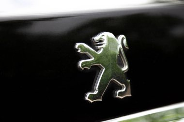 09 Temmuz 2019 - Mahmutlar, Türkiye: Peugeot logosu tropik p