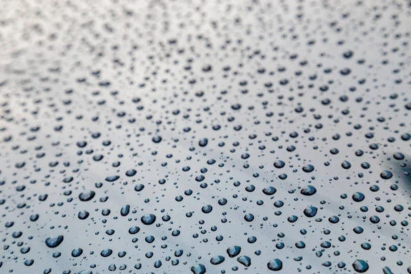 Капли воды на металлической покрашенной поверхности автомобиля. Селективный fo — стоковое фото