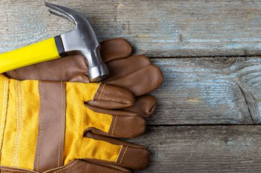 Atölyede eski iş eldivenleri ve çekiç. Boşluk çalışma aracını kopyala equ