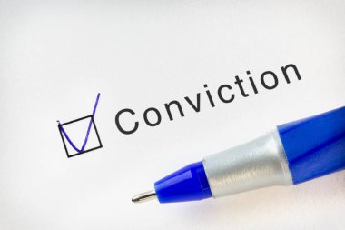 İşaretli ve tükenmez kalemli bir kontrol listesinde mahkum kelimesi 