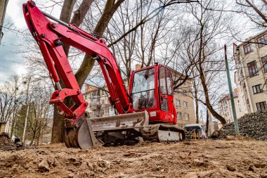 26, Mar 2019 - Lutsk, Ukrayna: Kamu binalarının yeniden inşası sırasında park edilmiş küçük toprak taşıyıcı veya kazıcı. Ukrayna 'da Sovyet dönemi nesnelerinin yenilenmesi