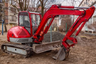 26, Mar 2019 - Lutsk, Ukrayna: Kamu binalarının yeniden inşası sırasında park edilmiş küçük toprak taşıyıcı veya kazıcı. Ukrayna 'da Sovyet dönemi nesnelerinin yenilenmesi.