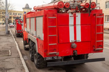 Lutsk, Ukrayna - 28 Şubat 2019: Ukrayna itfaiye teşkilatı motoru kentteki eğitim tatbikatlarında. Yolun kenarına park edilmiş kırmızı bir araç var..