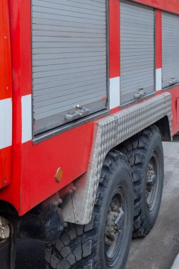 İtfaiyecilerin araba kısmına yakın çekim. Binanın önünde vater pompası var. Felaket illüstrasyon kavramı.       