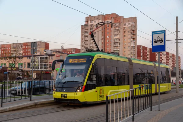 Lviv Ukraine 2019 Moderne Straßenbahnlinien Durch Die Stadt — Stockfoto