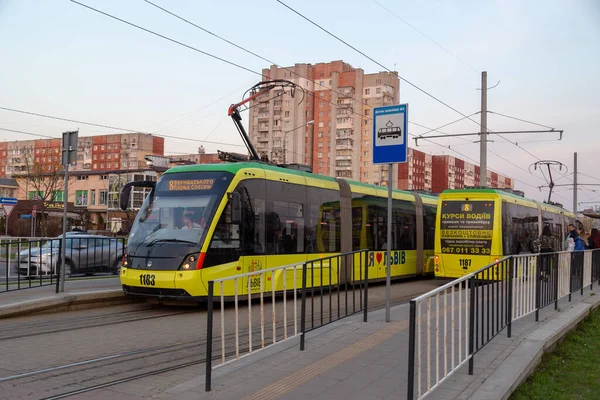 Lviv Ukraine 2019 Moderne Straßenbahnlinien Durch Die Stadt — Stockfoto