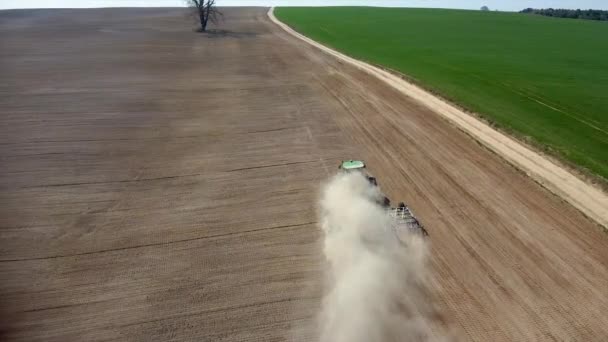Tractor Con Gradas Prepara Tierra Agrícola Para Siembra Cultivos — Vídeo de stock
